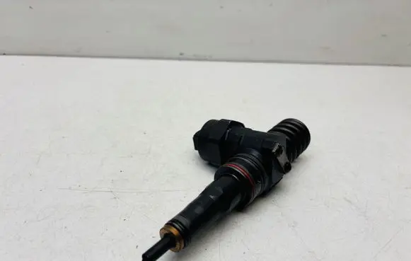 Volkswagen PASSAT B5.5 Fuel injector 038130073J