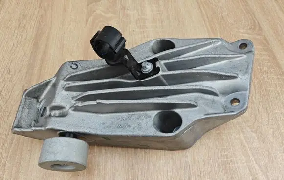 BMW 8 G16 Engine mounting bracket 6861559