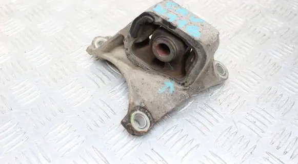 Honda CR-V Engine mount bracket