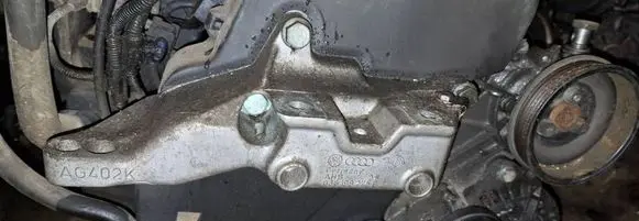 Engine mounting bracket