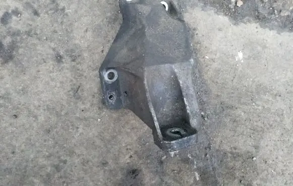 Volkswagen PASSAT B5 Engine mounting bracket