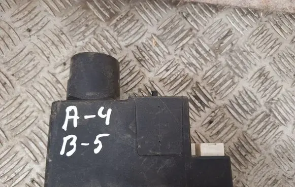 Audi A4 S4 B5 8D Door central lock control unit/module 8TZ006522