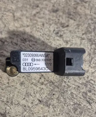 Audi A3 S3 8L Airbag deployment crash/impact sensor 8L0959643C 308101 02309066WSA