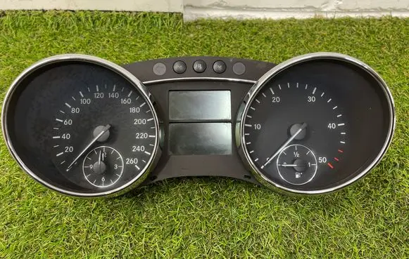 Speedometer (instrument cluster)
