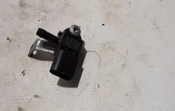 Volkswagen Caddy Air pressure sensor 04L906051B