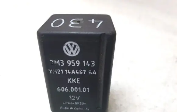 Volkswagen PASSAT B6 Glow plug pre-heat relay 7M3959143