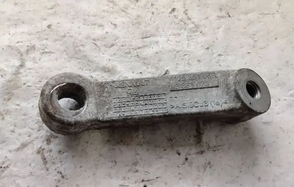 Engine mounting bracket