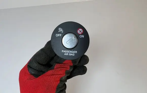 Passenger airbag on/off switch