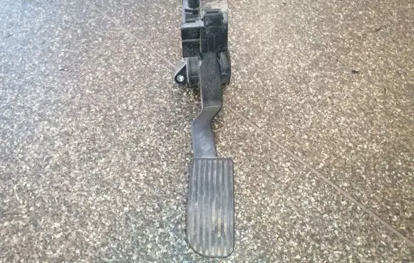 Mercedes-Benz Vito Viano W639 Accelerator throttle pedal A6393000604 0281002561
