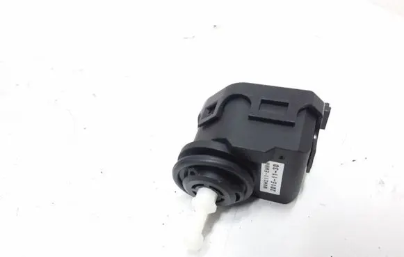Volkswagen PASSAT B5.5 Headlight level adjustment motor MVW211EM00