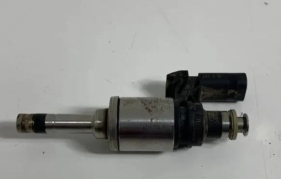 Skoda Octavia Mk3 (5E) Fuel injector 04E906036R