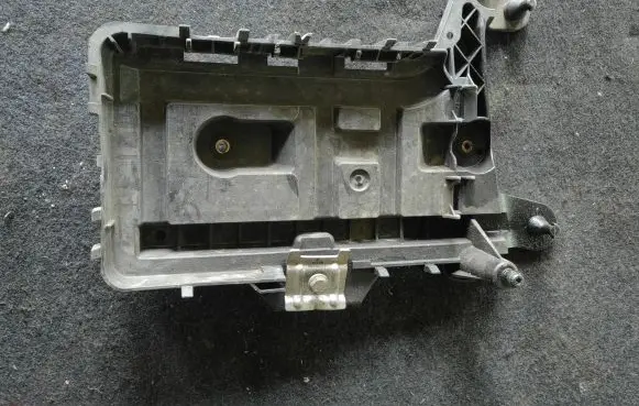 Volkswagen Scirocco Battery tray 1K0915333