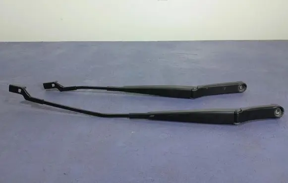 Front wiper blade arm