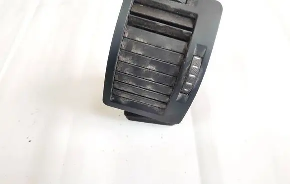 Skoda Octavia Mk2 (1Z) Dash center air vent grill 1z0819702