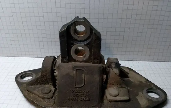 Volvo V70 Engine mount bracket 8624757