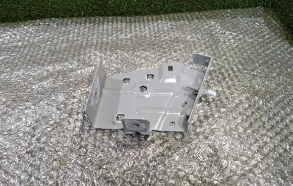 Renault Master III Front splash guards bracket 631429931R
