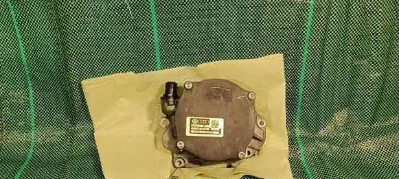 Volkswagen Golf VI Vacuum pump 03L145100B V340
