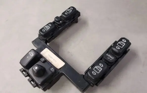 Mercedes-Benz E W210 Electric window control switch 2108211051