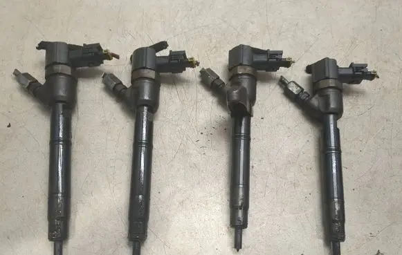 KIA Carens III Fuel injectors set 0445110411