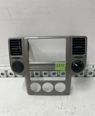 Nissan X-Trail T30 Dash center air vent grill 68260EQ100