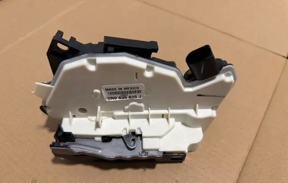 Volkswagen Amarok Rear door lock 5N0839015J