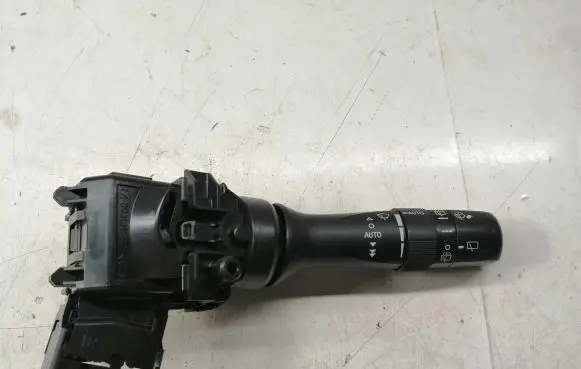 Toyota Avensis T270 Wiper control stalk 8465205190 0519017F381