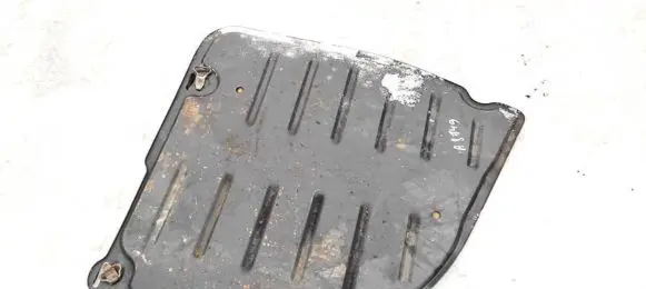 Volkswagen PASSAT B4 Engine splash shield/under tray