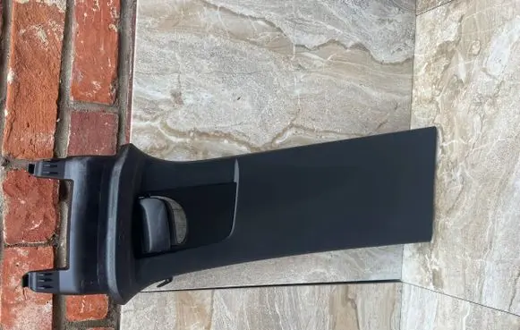 Volvo C40 (B) pillar trim (top) 32314017 V040093
