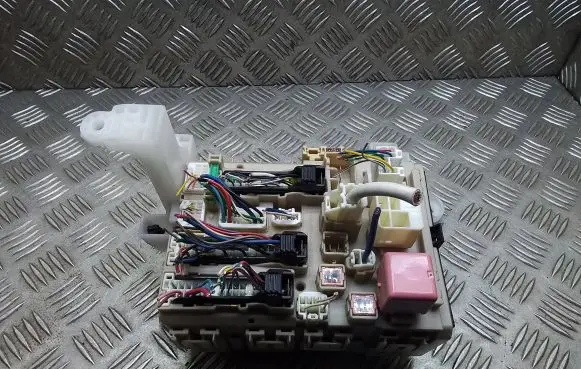 Toyota Verso Fuse module 827300F310 827300F310A