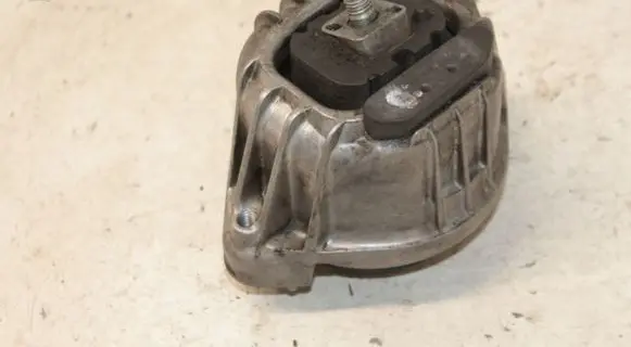 Engine mount bracket