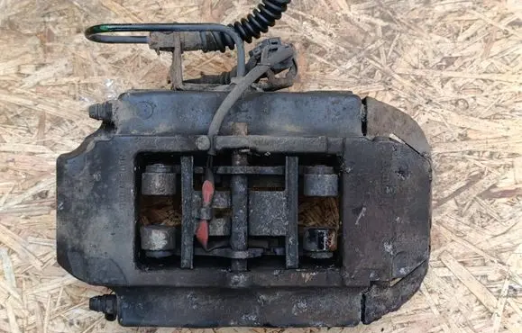 Volkswagen Touareg I Rear brake caliper 