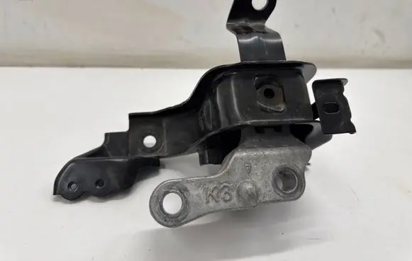 Engine mount bracket