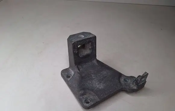 BMW 5 E39 Engine mounting bracket 6751226