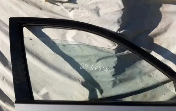 Hyundai Elantra Front door window glass four-door