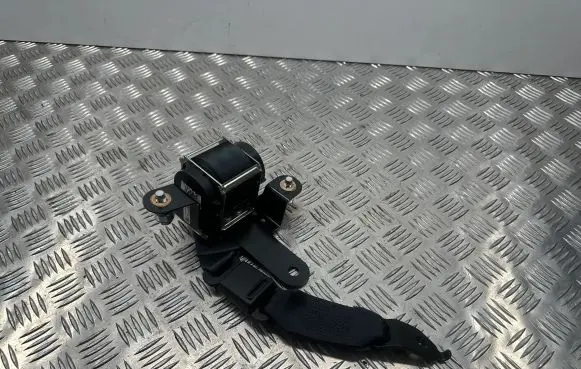 Middle seatbelt (rear)
