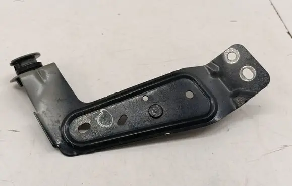 Volvo XC90 Fender mounting bracket