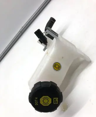 Hyundai Kona II Brake fluid reservoir 
