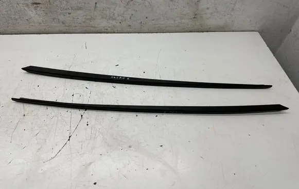 Porsche Macan (95B) Windshield trim 95B845326 05B945028