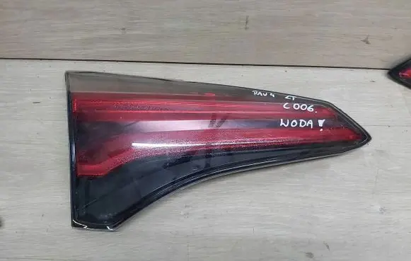 Toyota RAV 4 (XA40) Rear/tail lights