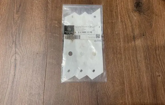 Mercedes-Benz E W212 Fender mounting bracket A2128891195
