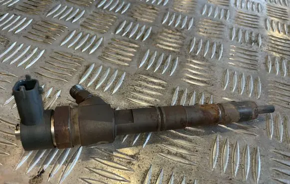 Opel Astra J Fuel injector 0445110327