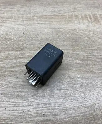 Volkswagen Touran I Glow plug pre-heat relay 03G907282 0522120502 461