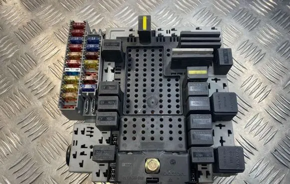 Volvo XC90 Fuse module 30679527 04W171