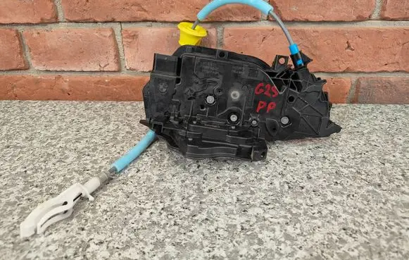 BMW 1 F40 Front door lock 7956142