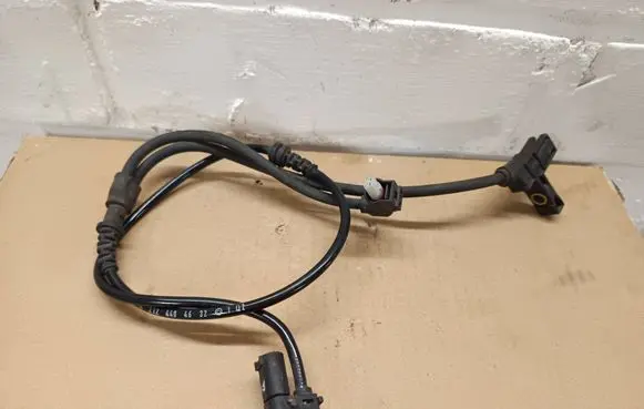 Mercedes-Benz CLS C218 X218 Front ABS sensor wiring A2124404632