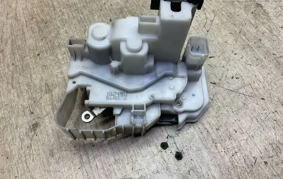 Opel Combo D Sliding door lock 51917360