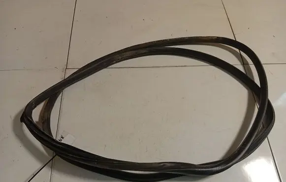 Nissan Tiida C11 Rubber seal front coupe door 