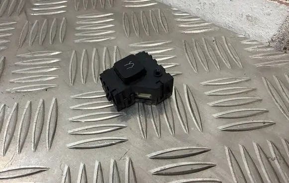 Alfa Romeo Giulia Tailgate/boot open switch button 01561143450