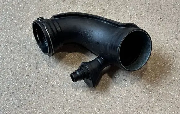 BMW M5 F90 Turbo air intake inlet pipe/hose 7852386