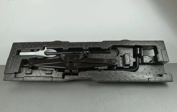 Jeep Grand Wagoneer Lift Jack 68425481AA SN0300383 CE200642